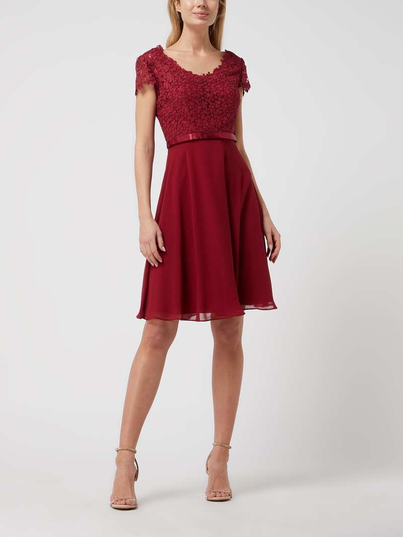Cocktailkleid mit Ziersteinen und floralen Stickereien in bordeaux rot