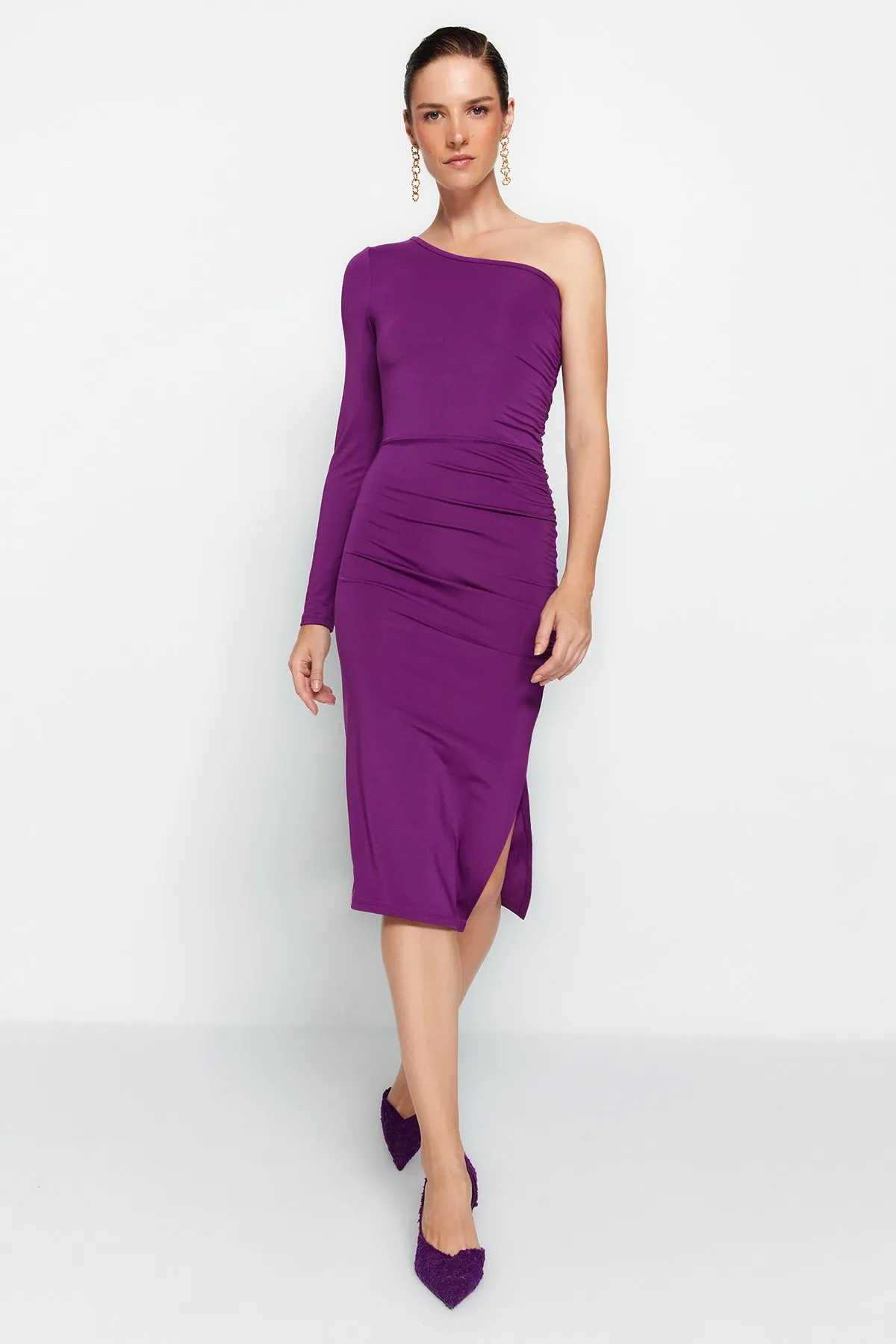 Trendyol Collection  Lilafarbenes Midi-Strickkleid mit asymmetrischem Kragen und einem Ärmel, gerafft und figurbetont TWOAW24EL00172