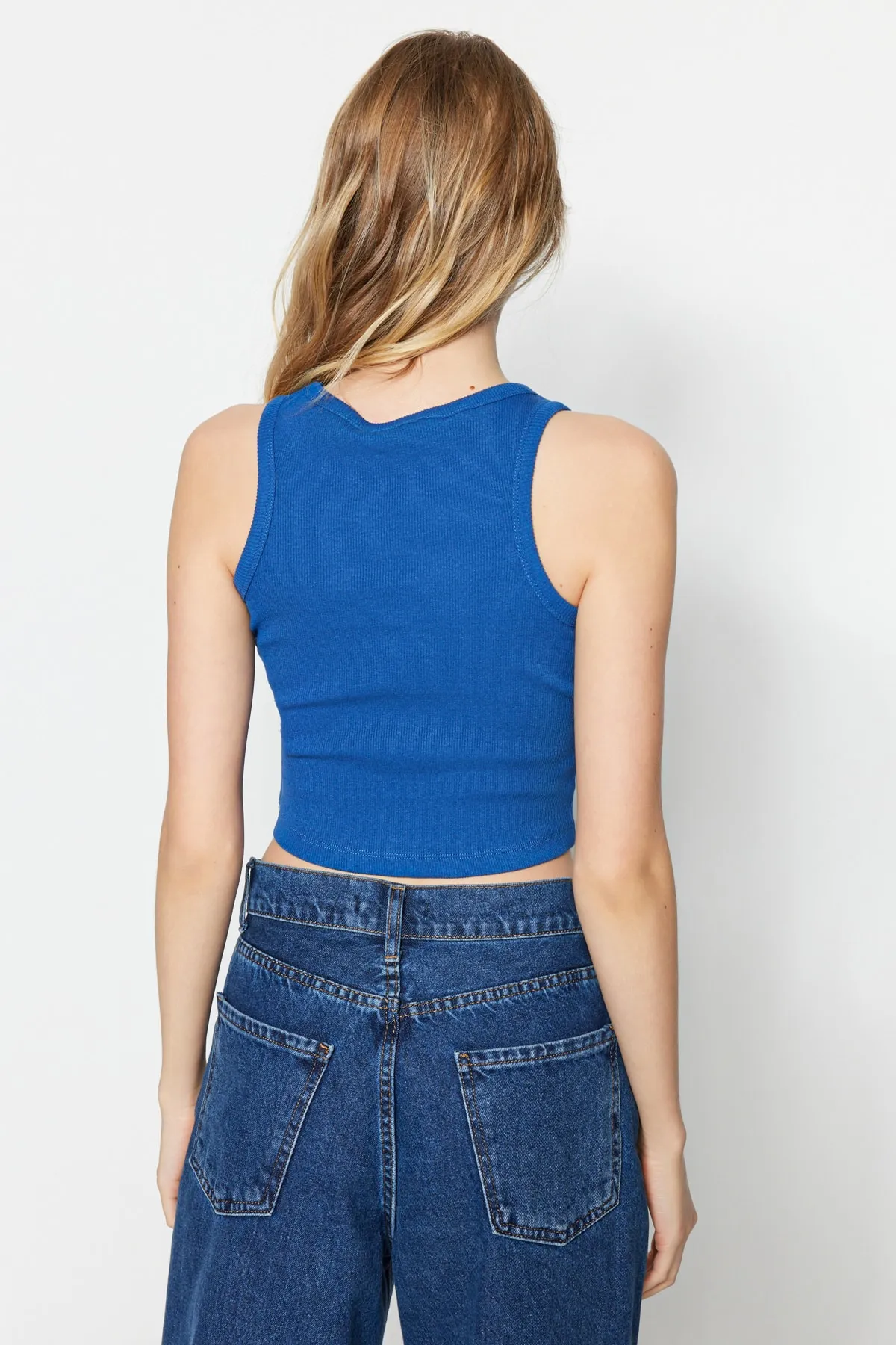 Trendyol Collection  Marineblau-graues 2er-Pack tailliertes/tailliertes Crop-Neckholder-Tanktop aus geripptem flexiblem Strick TWOSS21AL0058