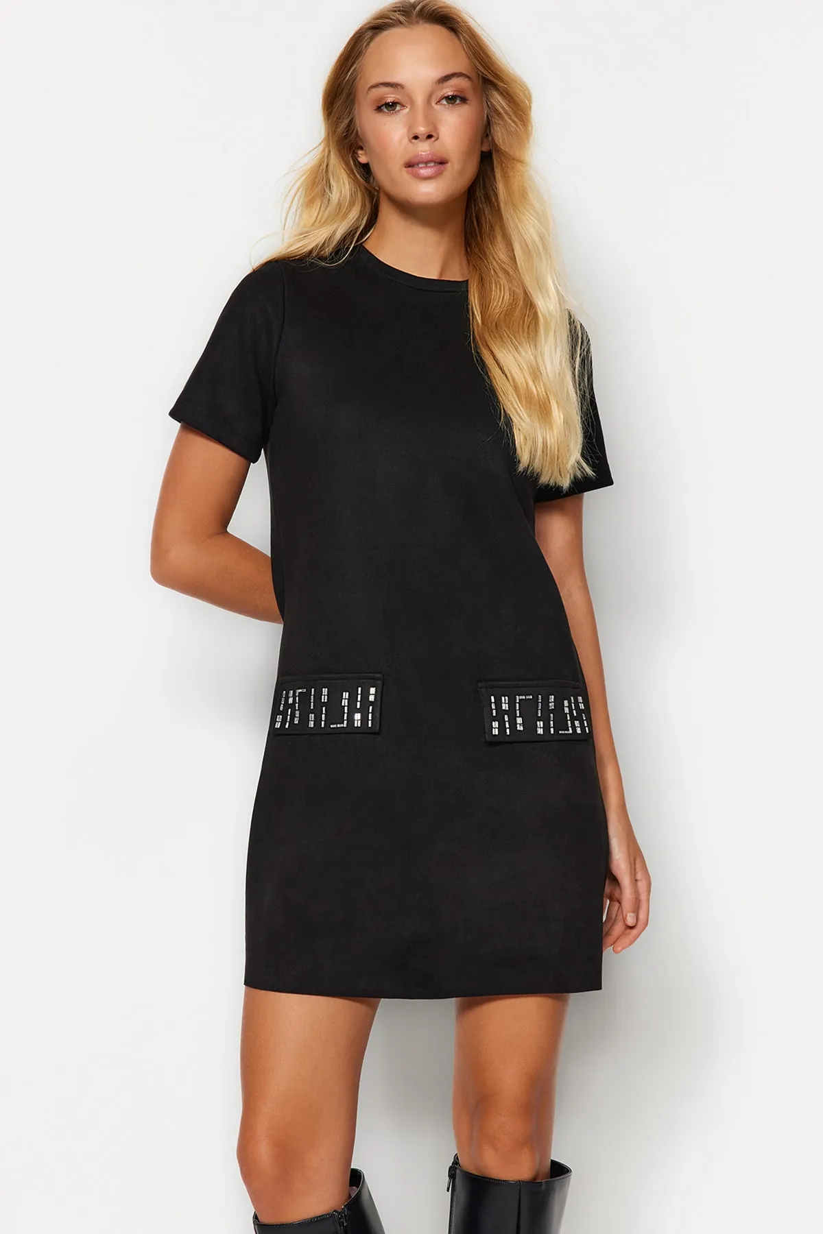 Trendyol Collection  Schwarzes Etuikleid/gerades Mini-Strickkleid aus Wildleder mit Rundhalsausschnitt und Steindetail TWOAW24EL00523