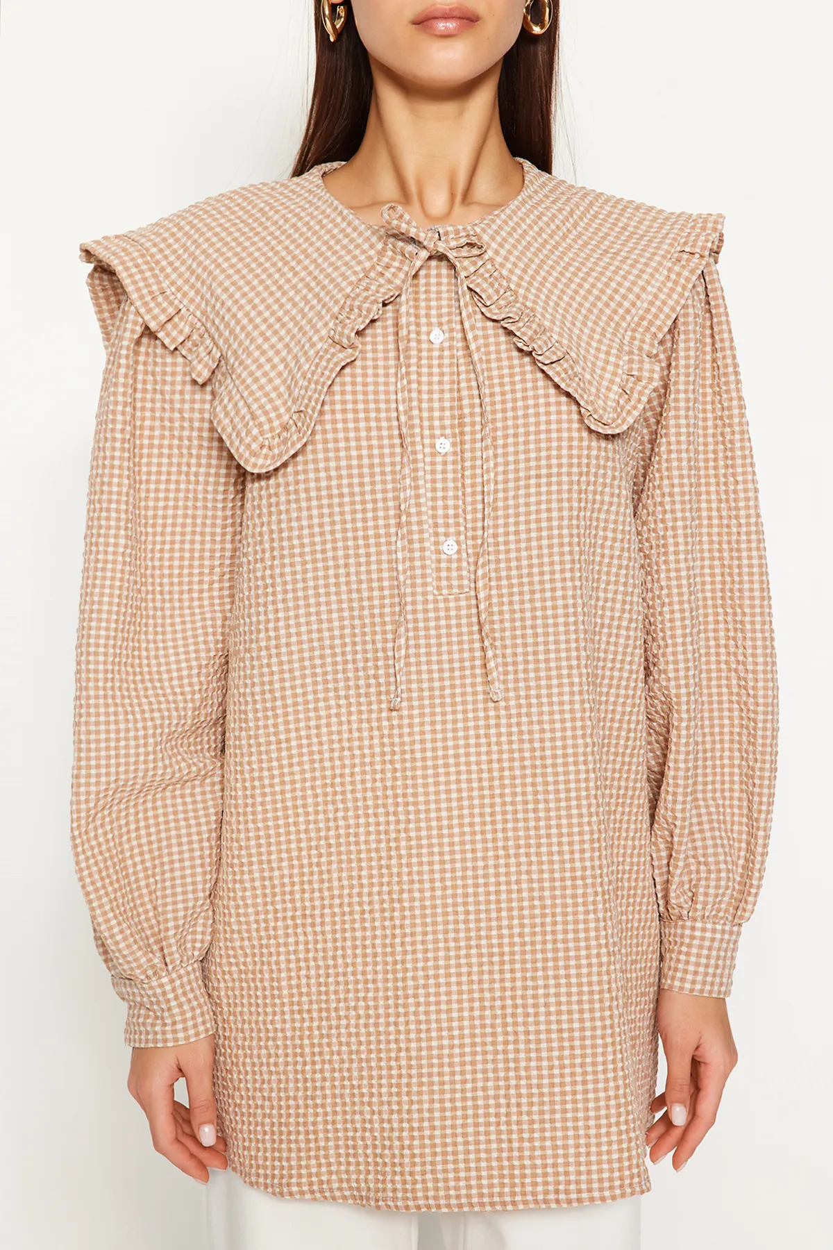 Trendyol Modest  Braune gewebte Tunika mit Gingham-Muster und Babykragen TCTSS23UK00065