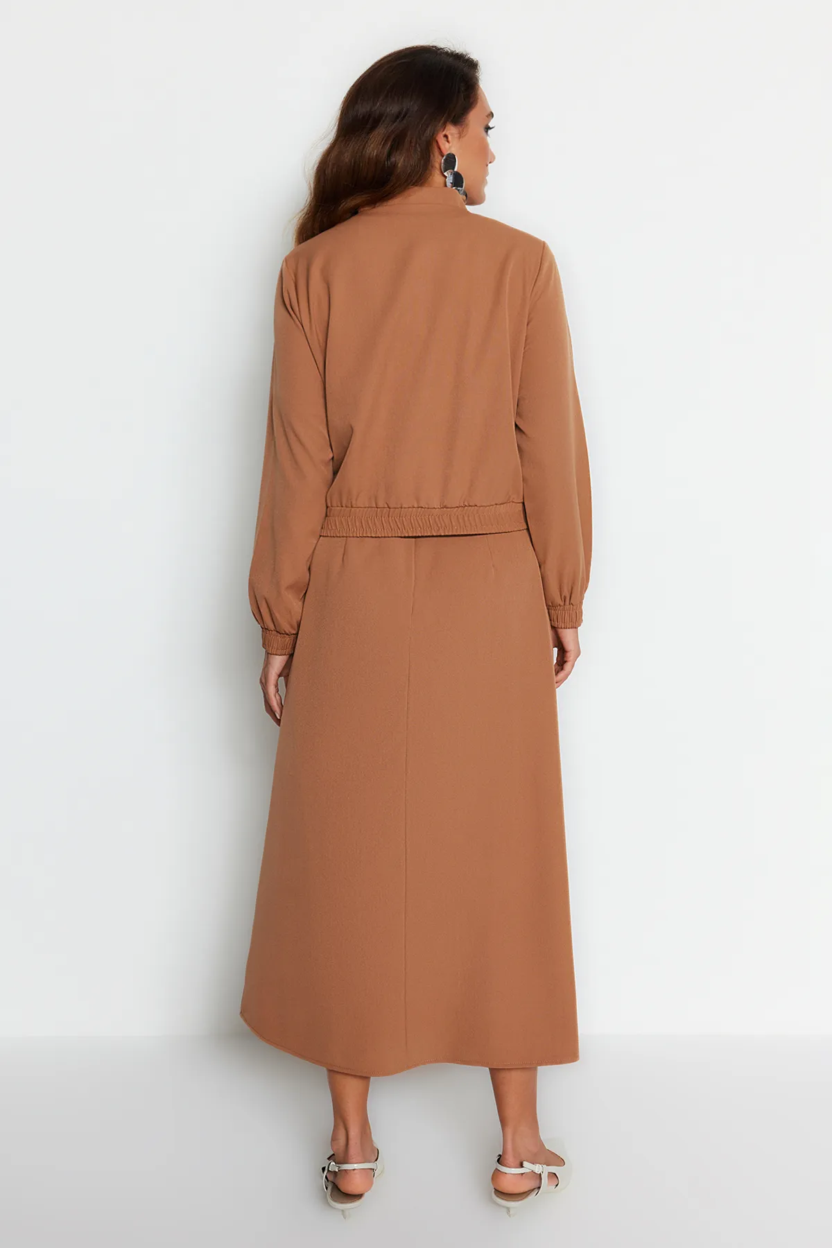 Trendyol Modest  Kamelfarbenes Set aus Bomberjacke und Rock aus gewebtem Stoff mit Ober- und Unterteil TCTAW24US00078