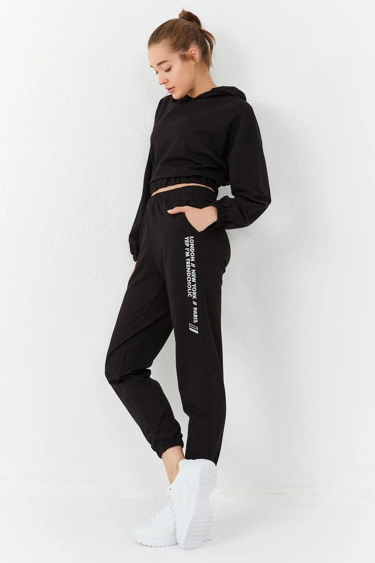 TOMMY LIFE  Schwarzer Damen-Trainingsanzug mit Kapuze und übergroßen elastischen Beinen und Textdruck – 95295