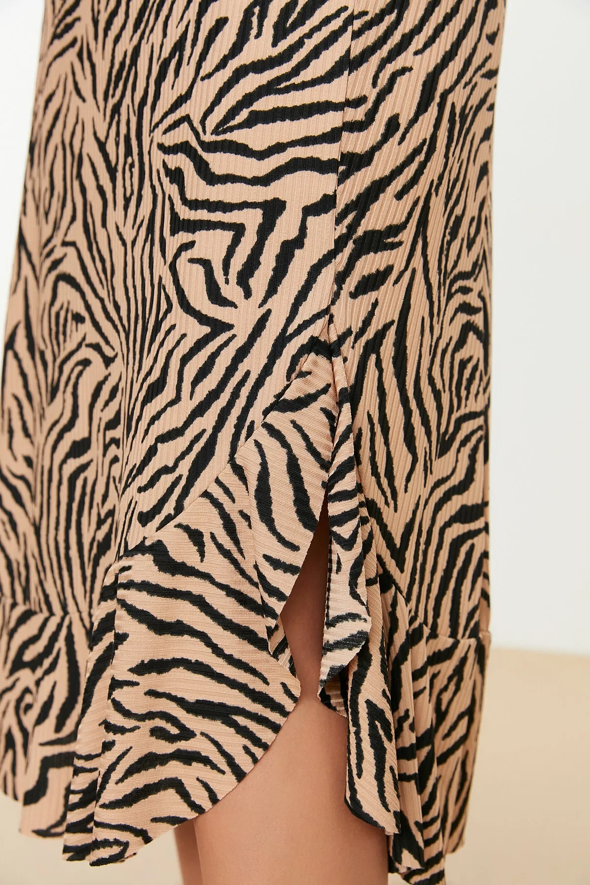 Trendyol Collection  Kamelfarbener Midirock aus Stretch-Strick mit Animalprint, hoher Taille, Raffung und Volant TWOSS21ET0029