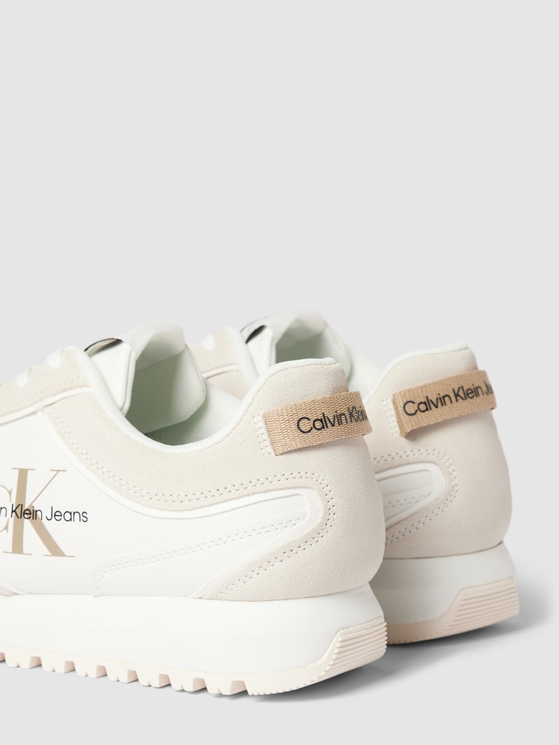 Sneaker mit Label-Details in beige