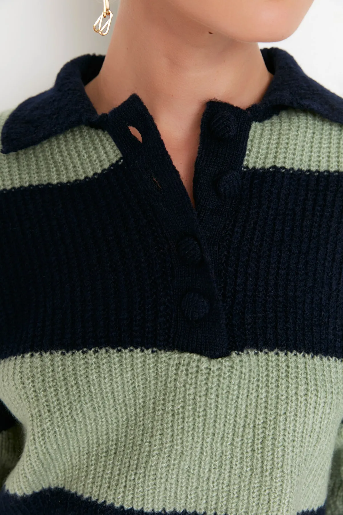 Trendyol Collection  Marineblauer Strickpullover mit weicher Struktur und Farbblockdesign TWOAW22KZ0226