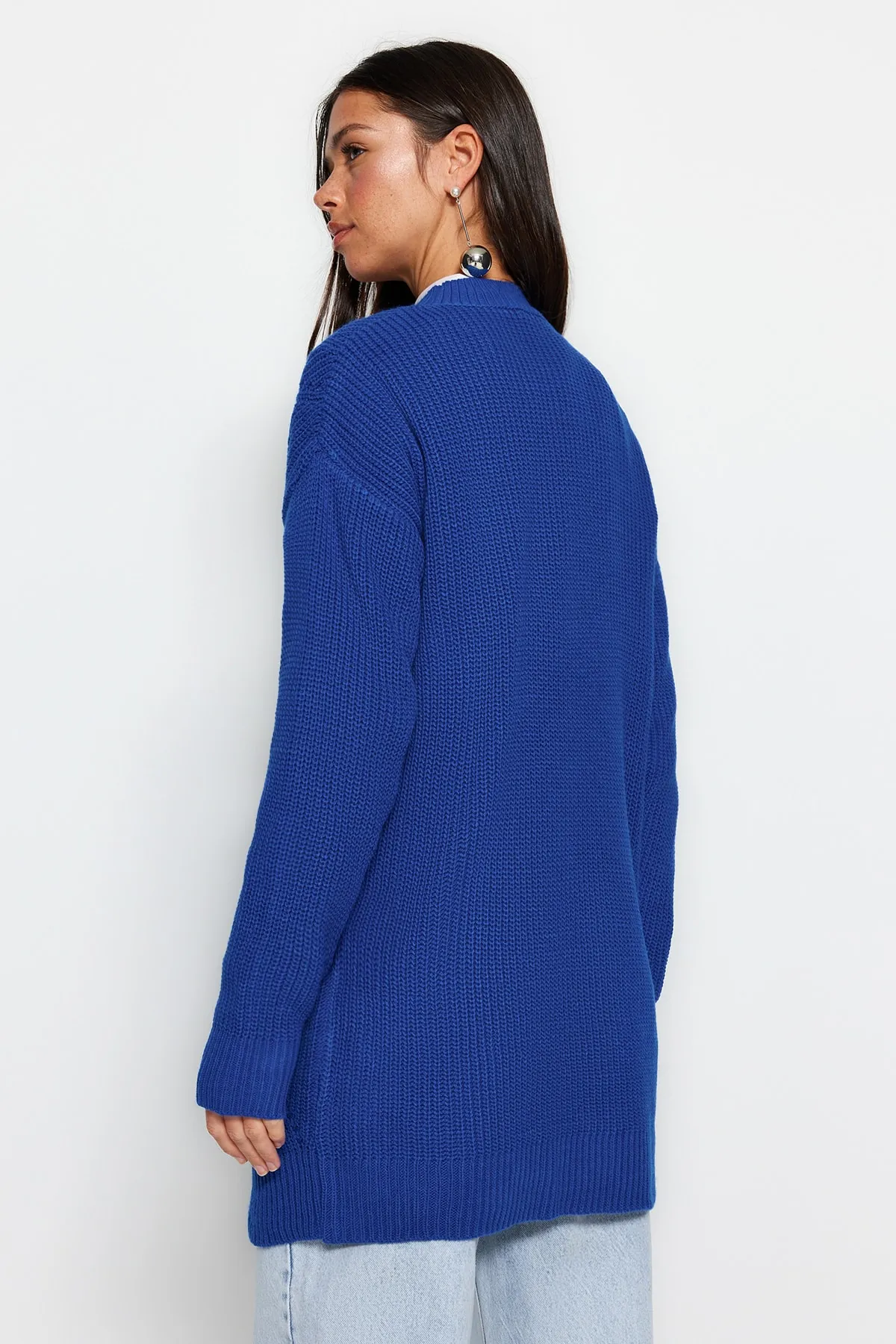 Trendyol Modest  Saks Strickpullover mit Rundhalsausschnitt TCTAW24AK00023