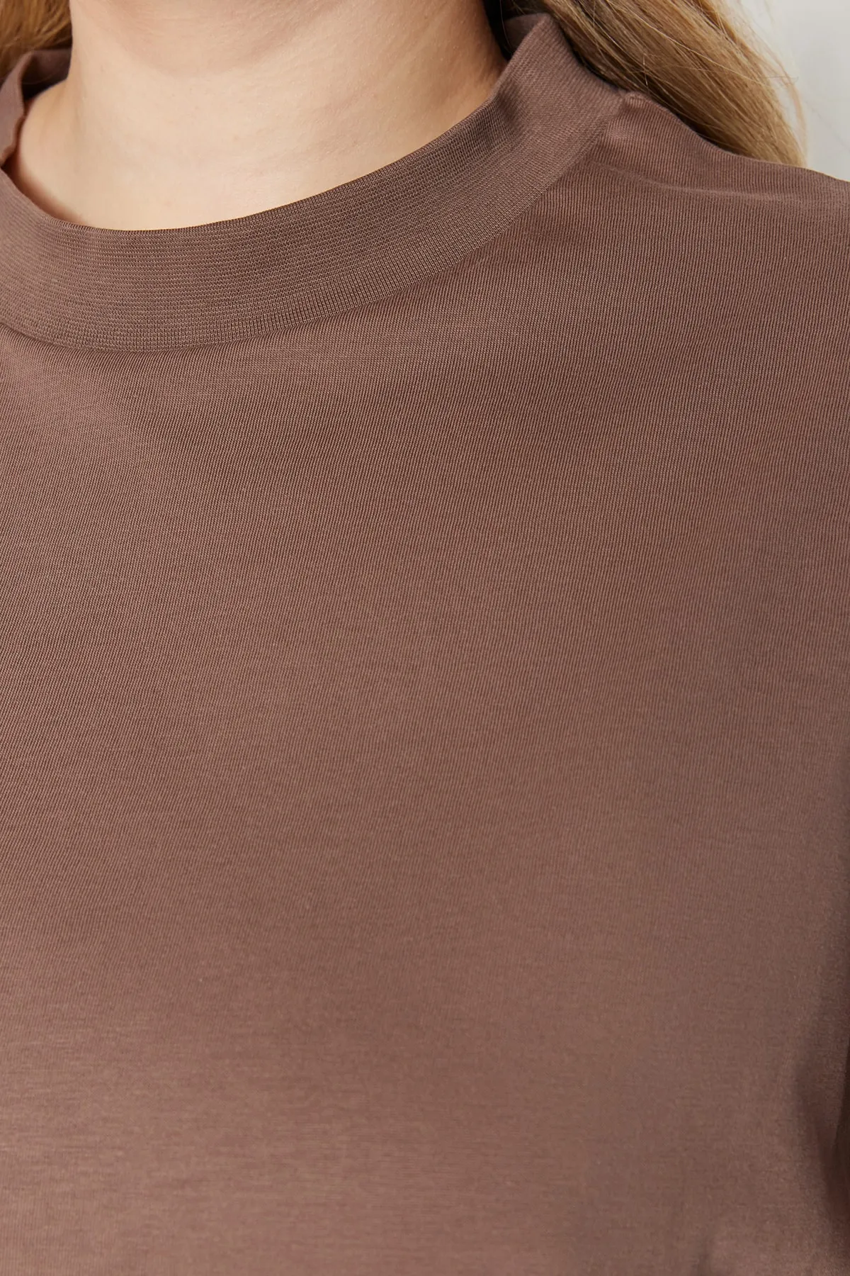 Trendyol Curve  Braunes, geripptes, weit geschnittenes Basic-Strick-T-Shirt mit Kragen TBBSS23BF00017