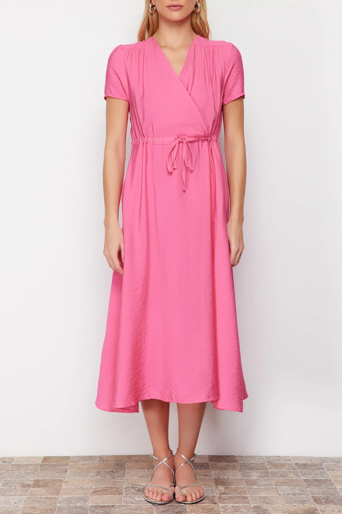 Trendyol Collection  Fuchsiafarbenes, gewebtes Midi-Kleid mit V-Ausschnitt und Taillenöffnung TWOSS24EL00501