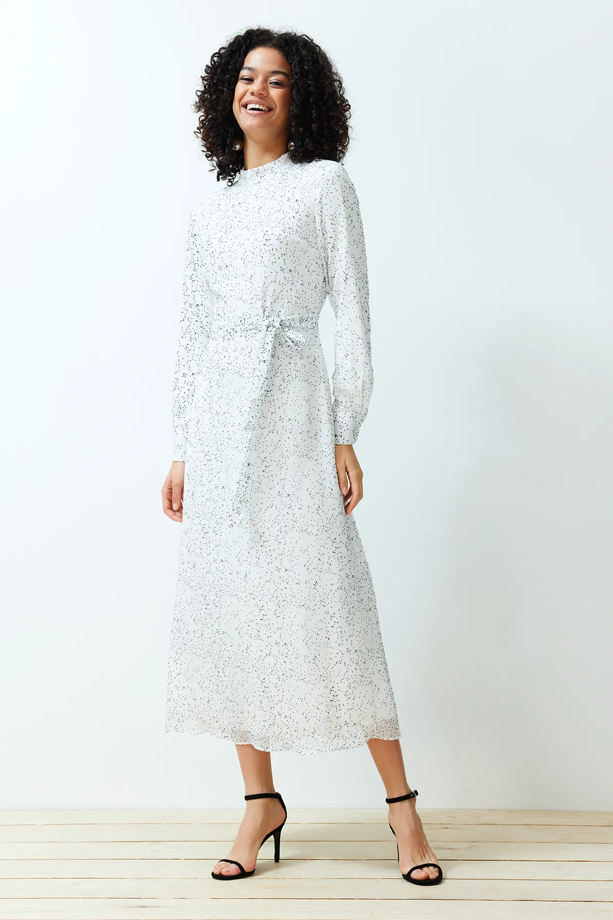 Trendyol Modest  Weißes, strukturiertes, hochwertiges, mit Polka Dots gefüttertes Webkleid TCTSS24EB00141