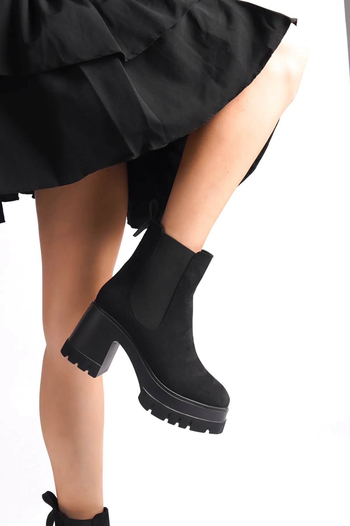 Capone Outfitters  Damenstiefel mit runder Spitze, seitlichem Gummizug und mittelhohem Absatz