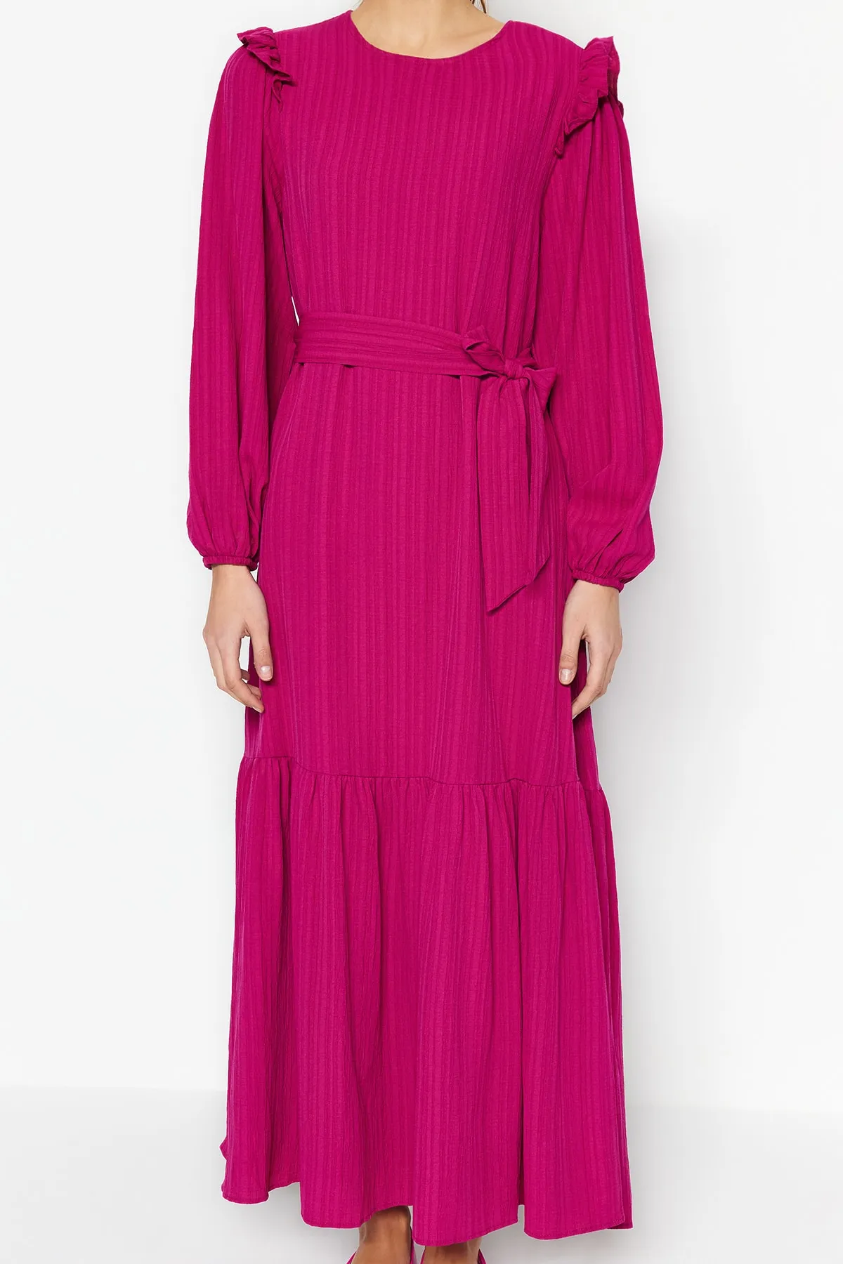 Trendyol Modest  Fuchsiafarbenes Kleid aus Viskose-Mischgewebe mit Schultergurt, Rüschenrock und Volantfutter TCTSS23EB00290