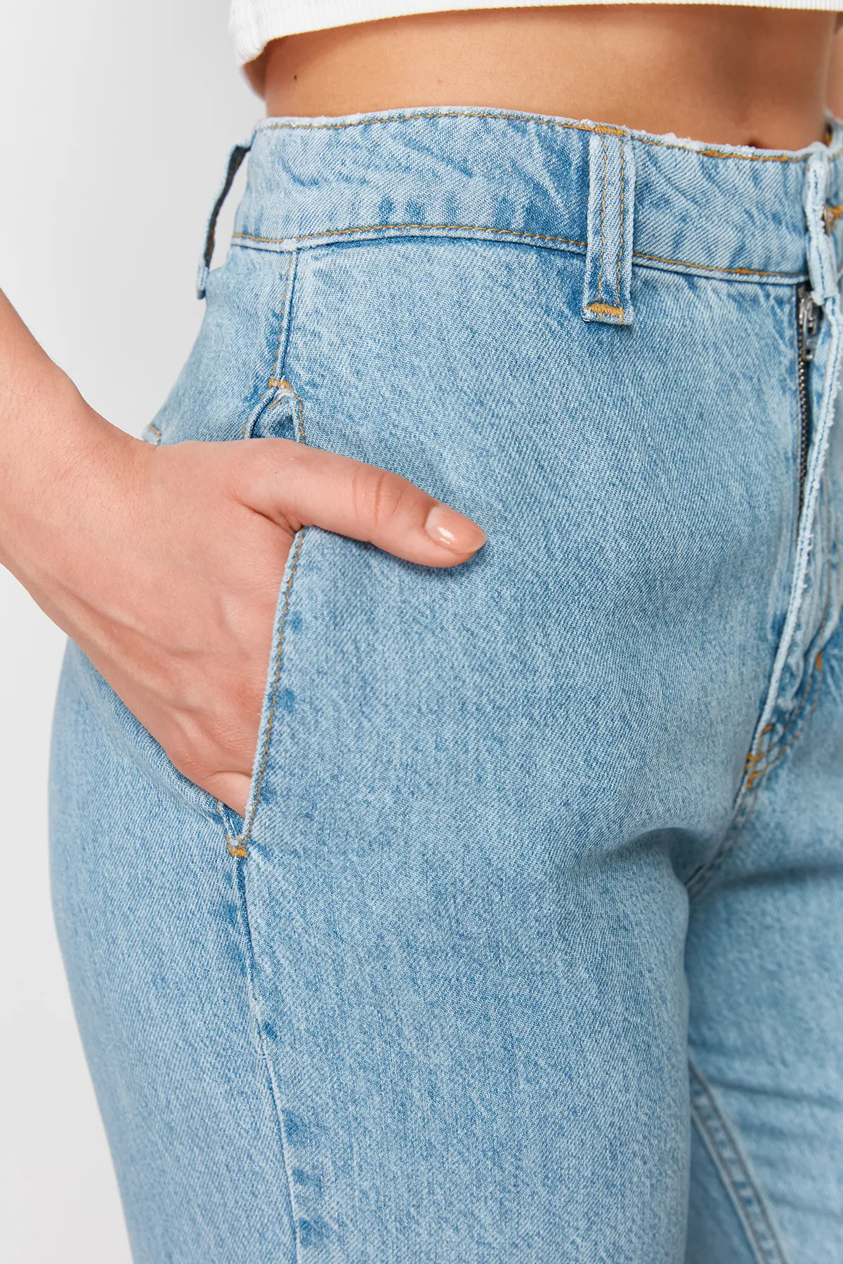 Trendyol Collection  Blaue Jeans mit hoher Taille und weitem Bein aus 100 % Tencel™ und Taschendetail TWOSS24JE00201