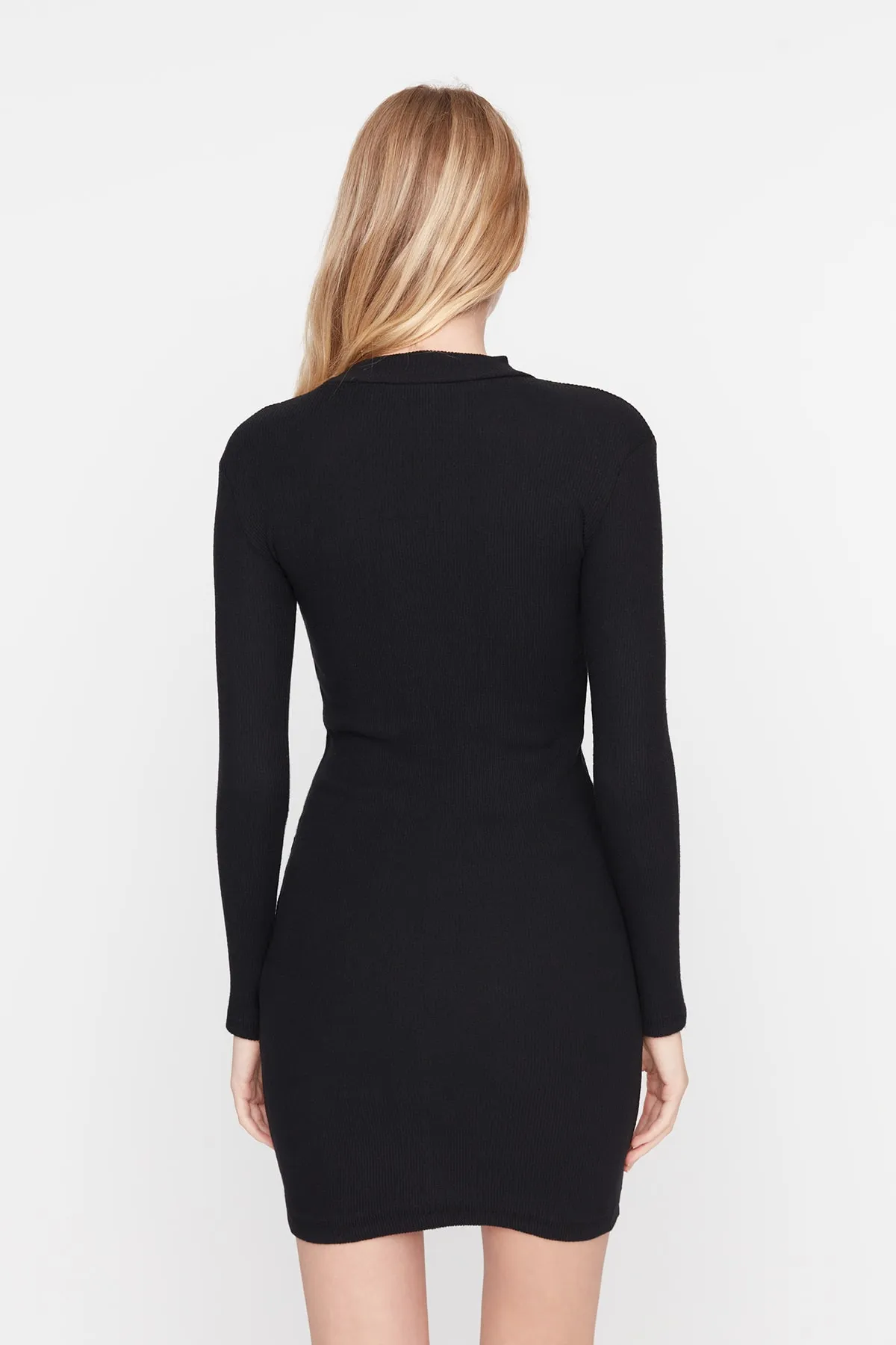 Trendyol Collection  Schwarzes, eng anliegendes, geripptes, dehnbares Strickkleid mit Ausschnitten/Fenstern und hohem Kragen TWOAW21EL2497
