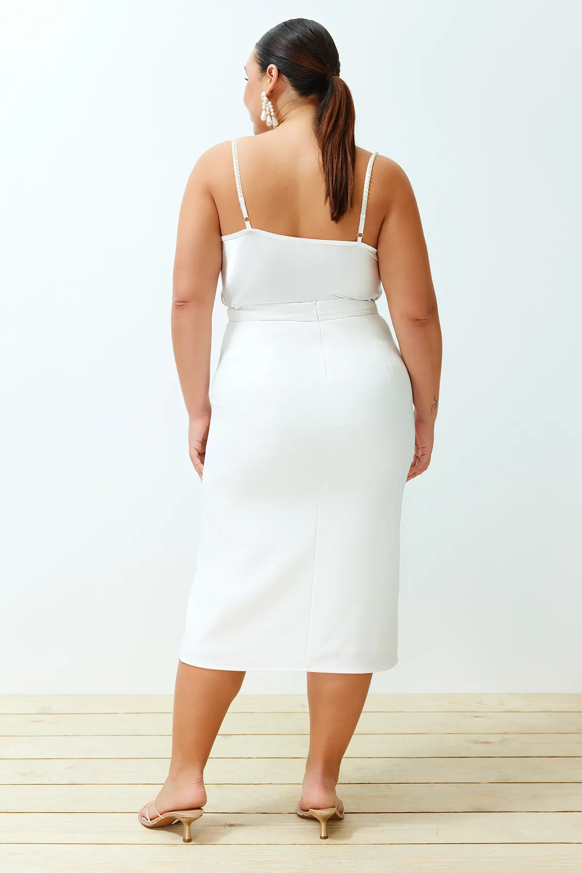 Trendyol Curve  Weißer, gewebter Braut-Bleistiftrock mit hoher Taille TBBSS24AZ00036