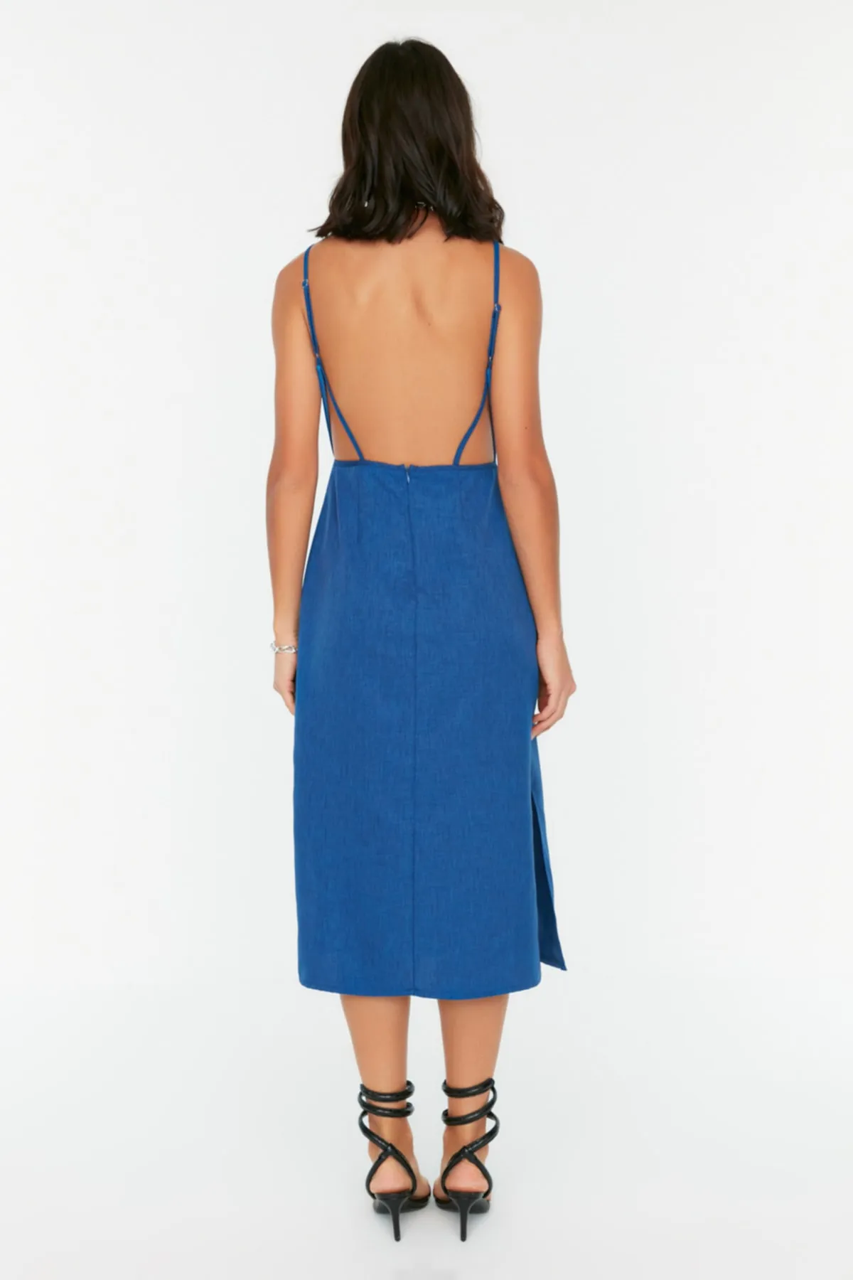 Trendyol Collection  Rückenfreies, gewebtes Trägerkleid in Indigo TWOSS22EL2591