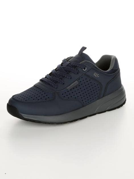 Sneaker mit sommerlicher Perforation
