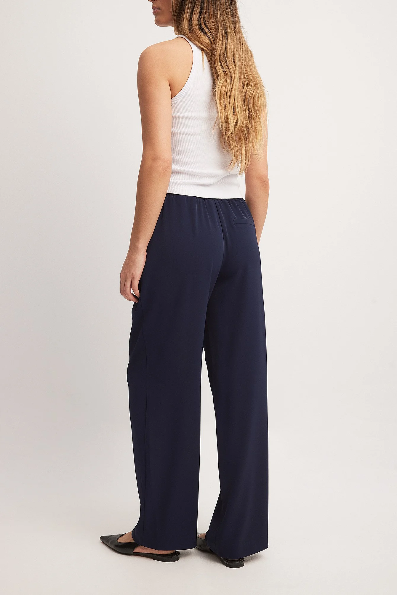 Relaxte Hose mit mittelhoher Taille