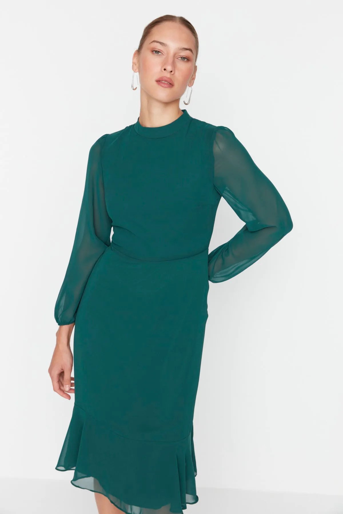 Trendyol Collection  Grünes Midi-Kleid aus Chiffon mit hohem Kragen und Futter TWOAW20EL1313