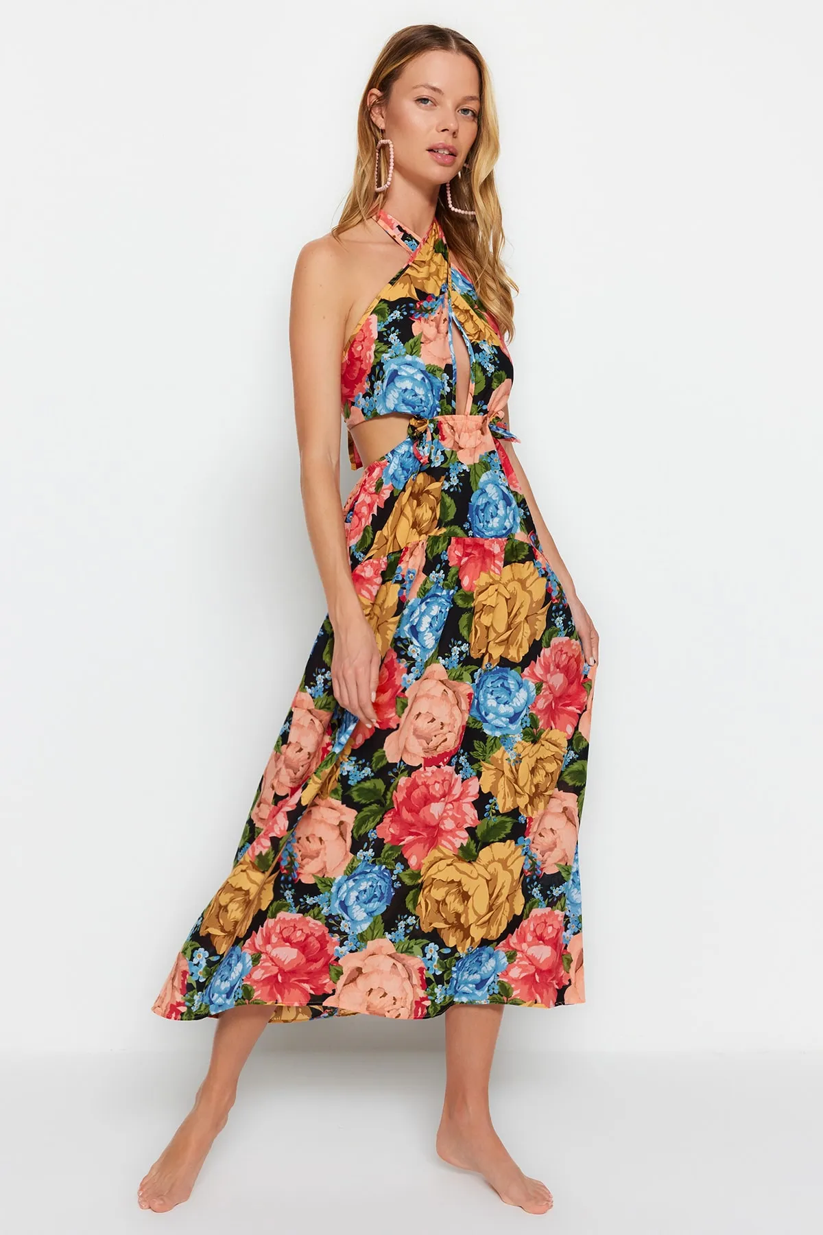 Trendyol Collection  Geblümtes Maxi-Strandkleid zum Binden aus 100 % Baumwolle TBESS23EL00214