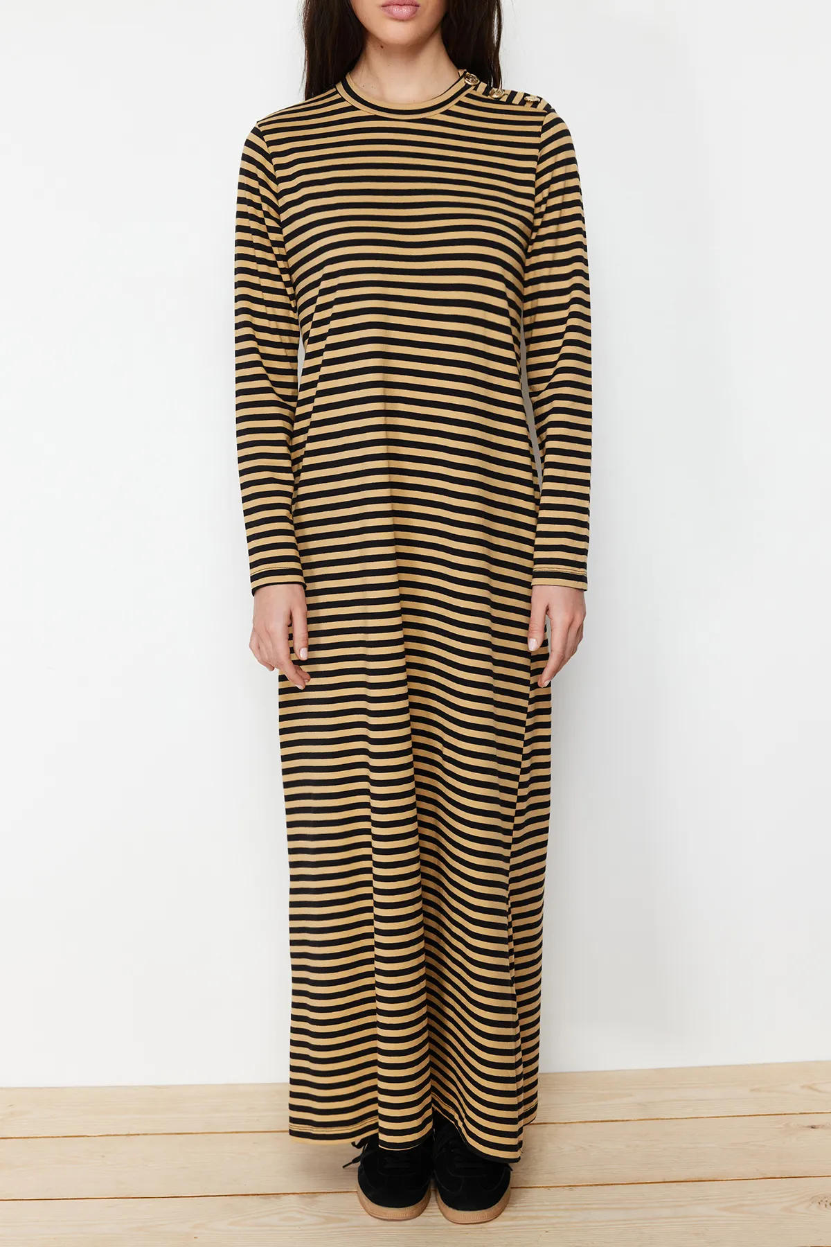 Trendyol Modest  Beigefarbenes Strickkleid mit Schulterknöpfen und detaillierten Details TCTSS23EB00291