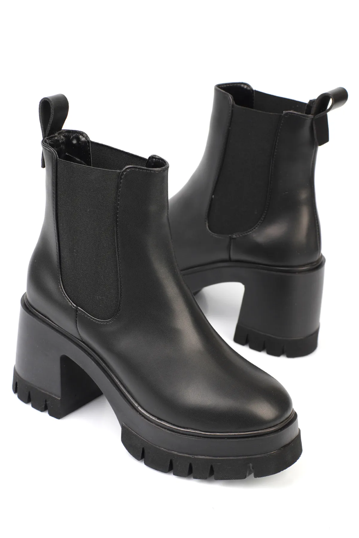 Capone Outfitters  Damenstiefel mit runder Spitze, seitlichem Gummizug und mittelhohem Absatz