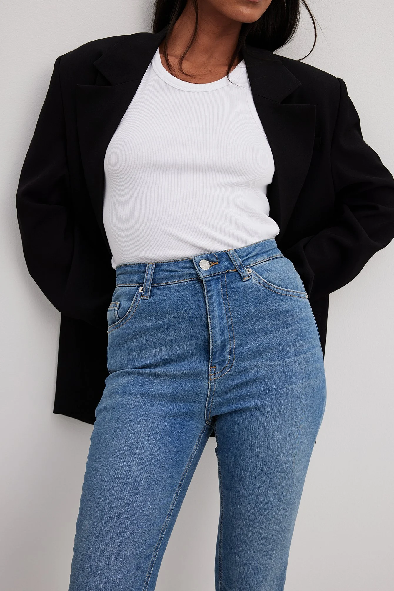 Skinny-Jeans mit hoher Taille und rohem Saum
