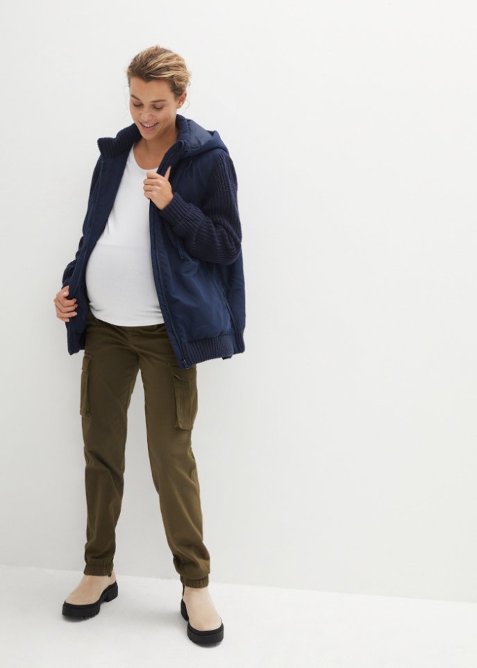 Umstands / Tragejacke mit Strickärmeln und Kapuze