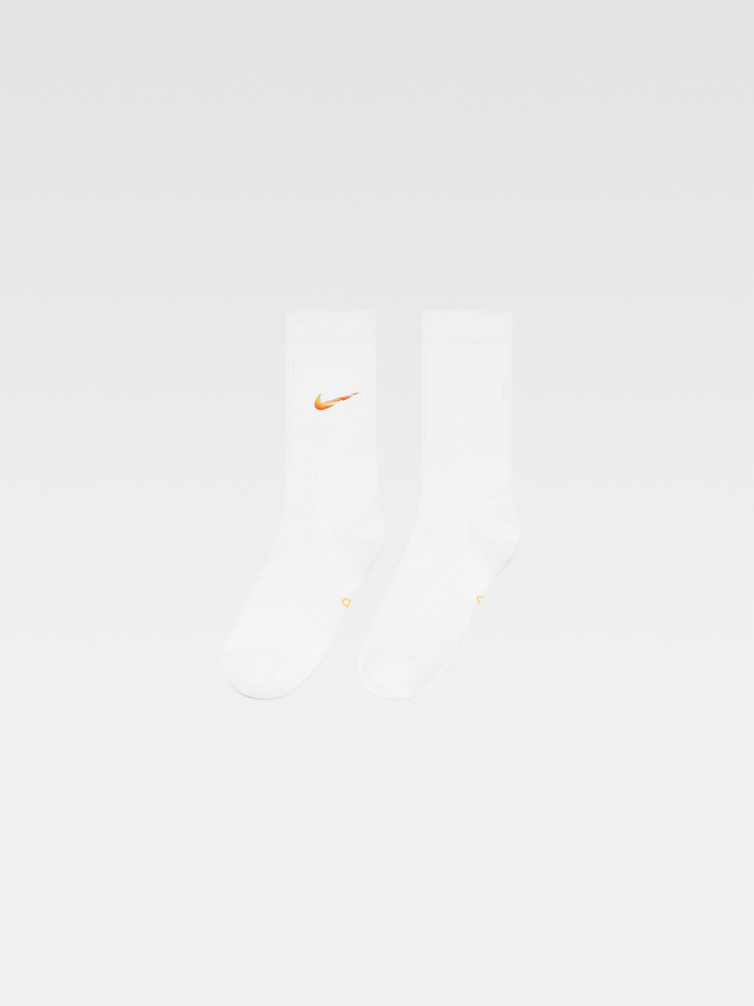 Les chaussettes JACQUEMUS + NIKE