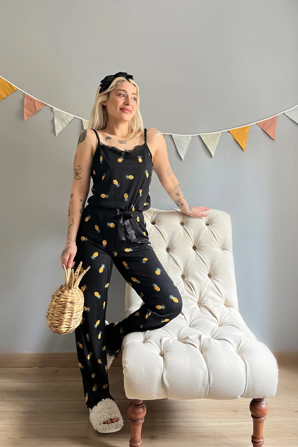 Pijamaevi  Pegasus-Pyjama-Set mit Robe für Damen in Schwarz und Gelb mit Ananasmuster