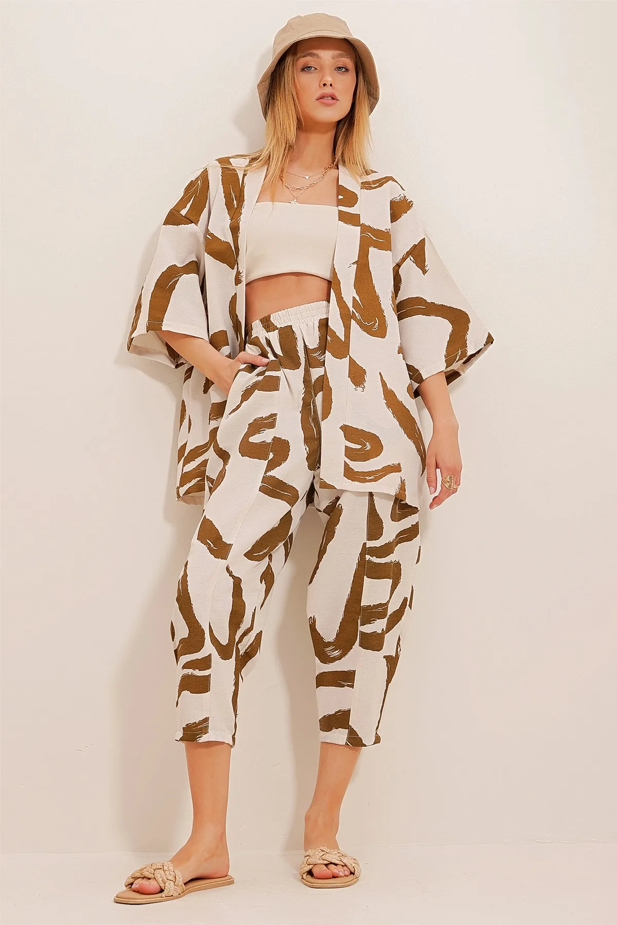 Trend Alaçatı Stili  Damen-Set aus gemusterter Baggy-Hose und Kimono in Tabakbraun ALC-X10581