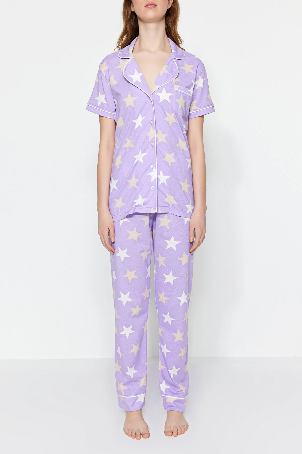 Trendyol Collection  Gestricktes Pyjama-Set aus Hemd und Hose aus fliederfarbener Baumwolle mit Sternenmuster THMSS21PT0786