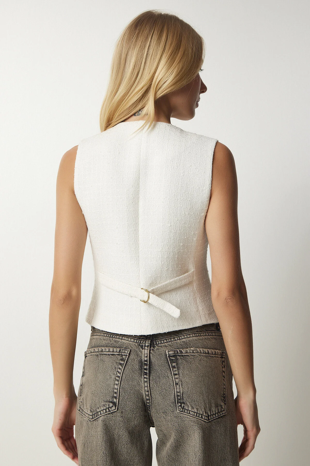 Happiness İstanbul  Ecrufarbene Tweedweste für Damen – Metallknopfdetail TO00111