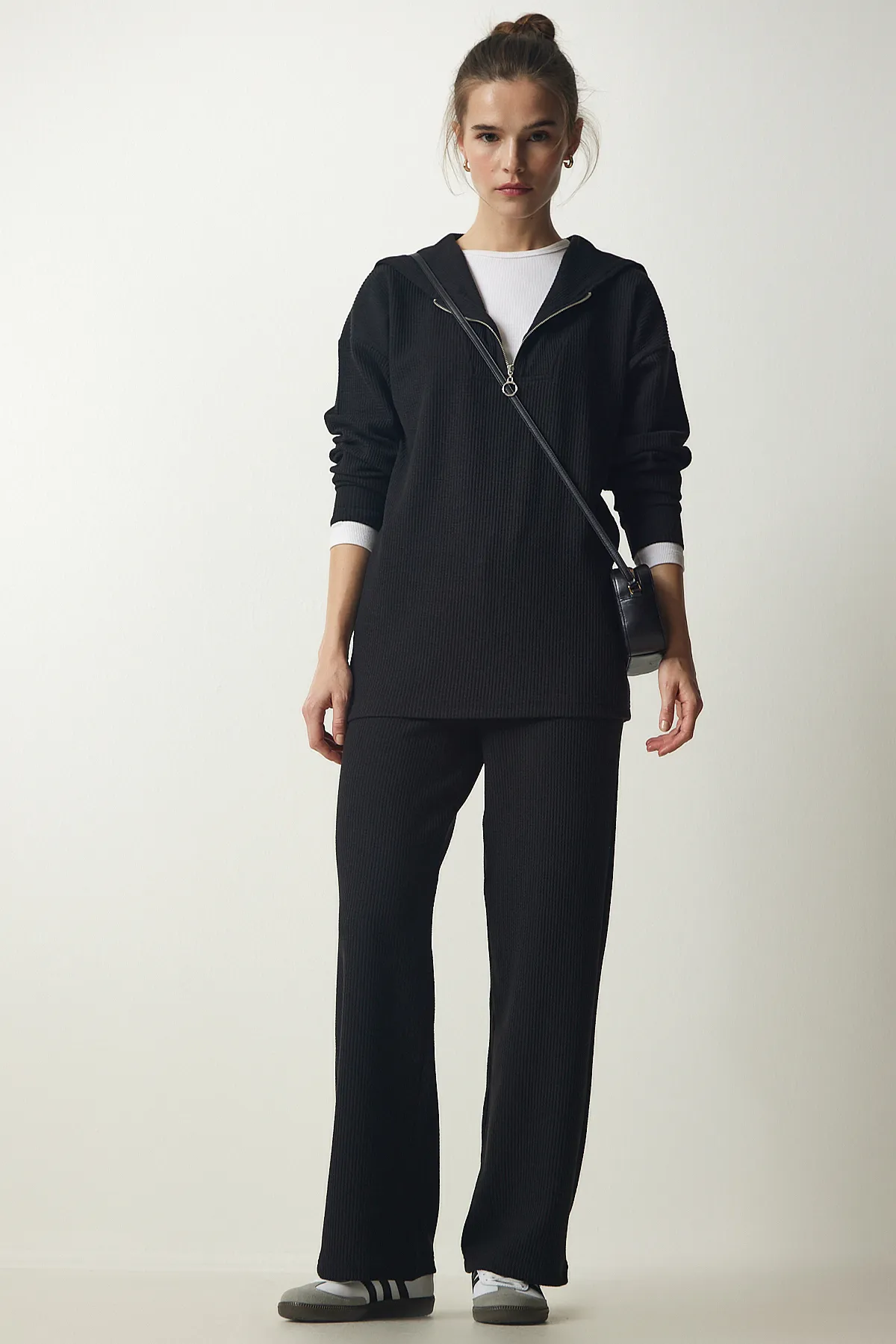 Happiness İstanbul  Schwarzes Strick-Bluse-Hosen-Set für Damen EW00004