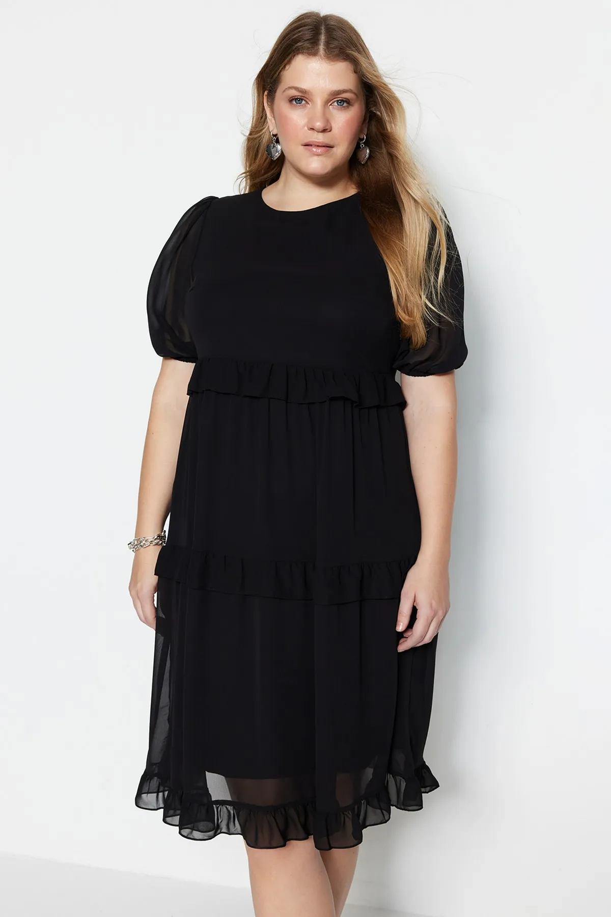 Trendyol Curve  Schwarzes, detailliertes Webkleid aus Tüll TBSSS23AH00056