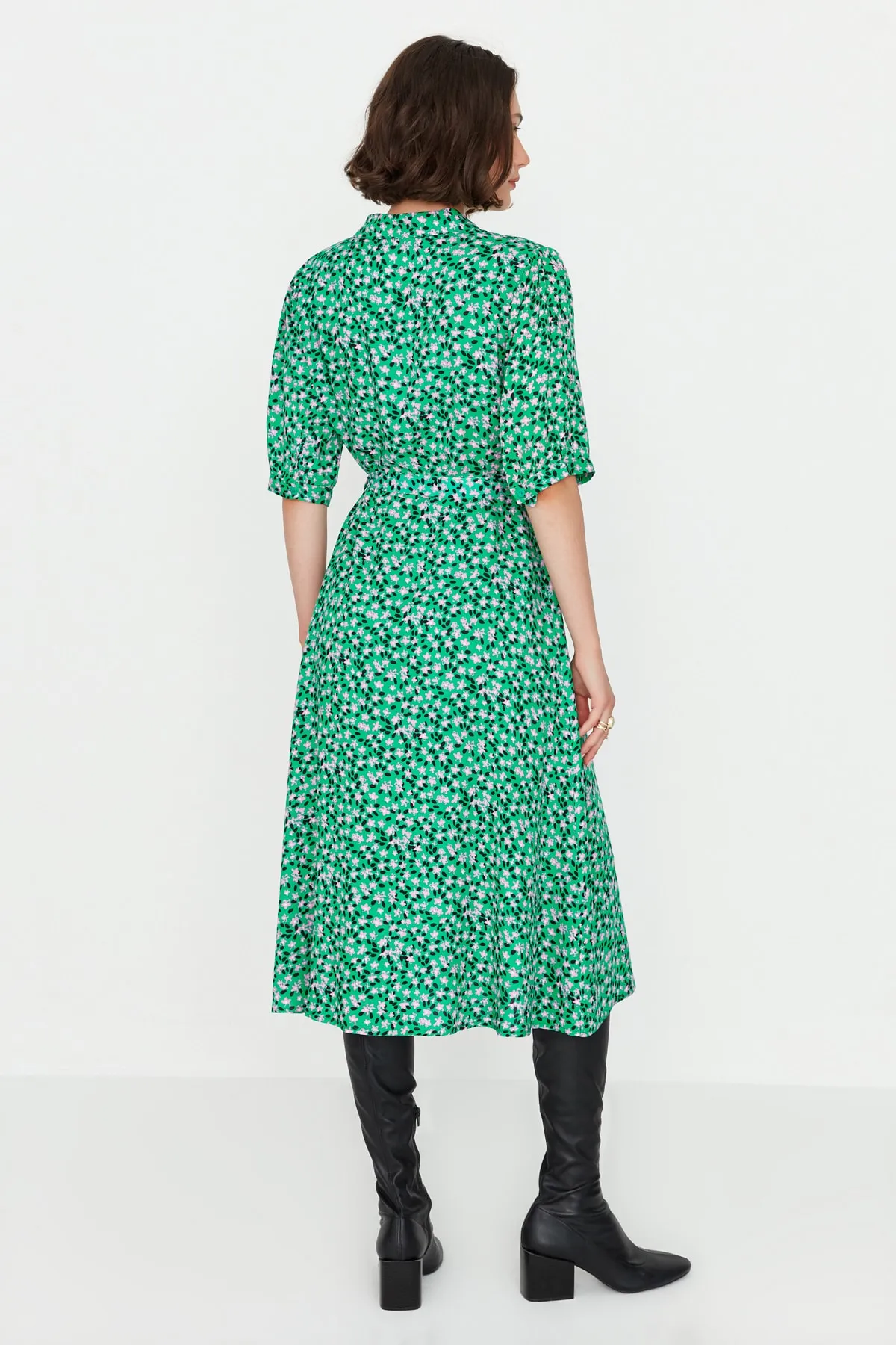 Trendyol Collection  Grünes, gewebtes Midi-Hemdkleid mit Gürtel und Blumenmuster TWOSS20EL1559