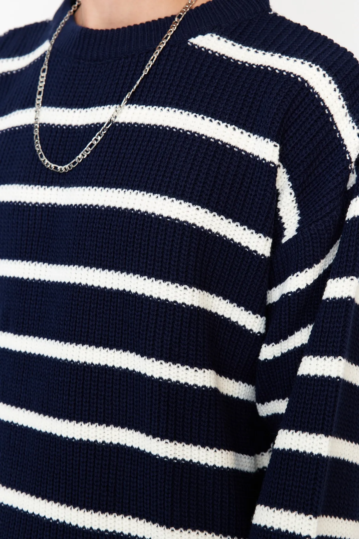 Trendyol Collection  Marineblauer Unisex-Strickpullover in Oversize-Passform, weiter Passform, Rundhalsausschnitt, TMNAW23KZ00285