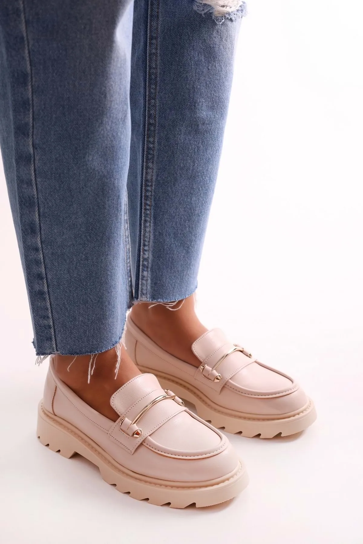 Shoeberry  Damen Martha Beige Skin Loafer mit dicker Sohle und Schnalle Beige Skin