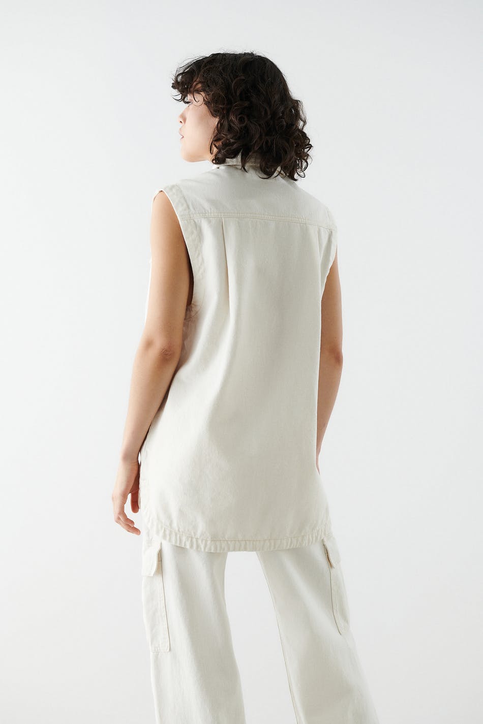 Oversize sleeveless shirt