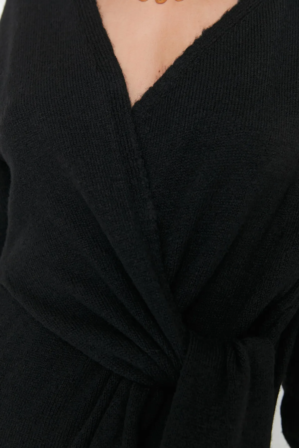 Trendyol Collection  Schwarzes, zweireihiges Strickkleid mit Kragen und Krawatte