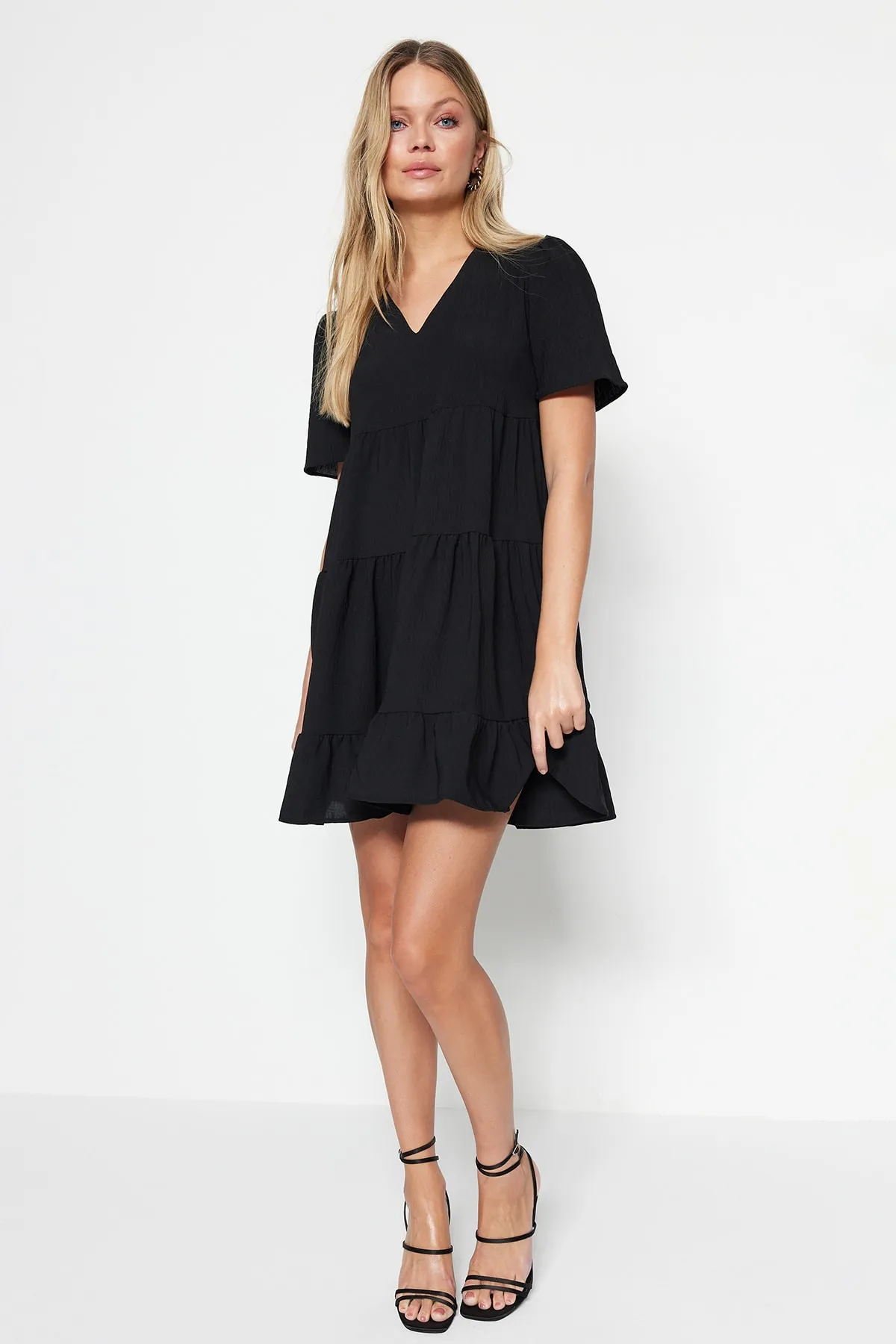 Trendyol Collection  Schwarzes, weit geschnittenes Mini-Webkleid TWOSS20EL0400