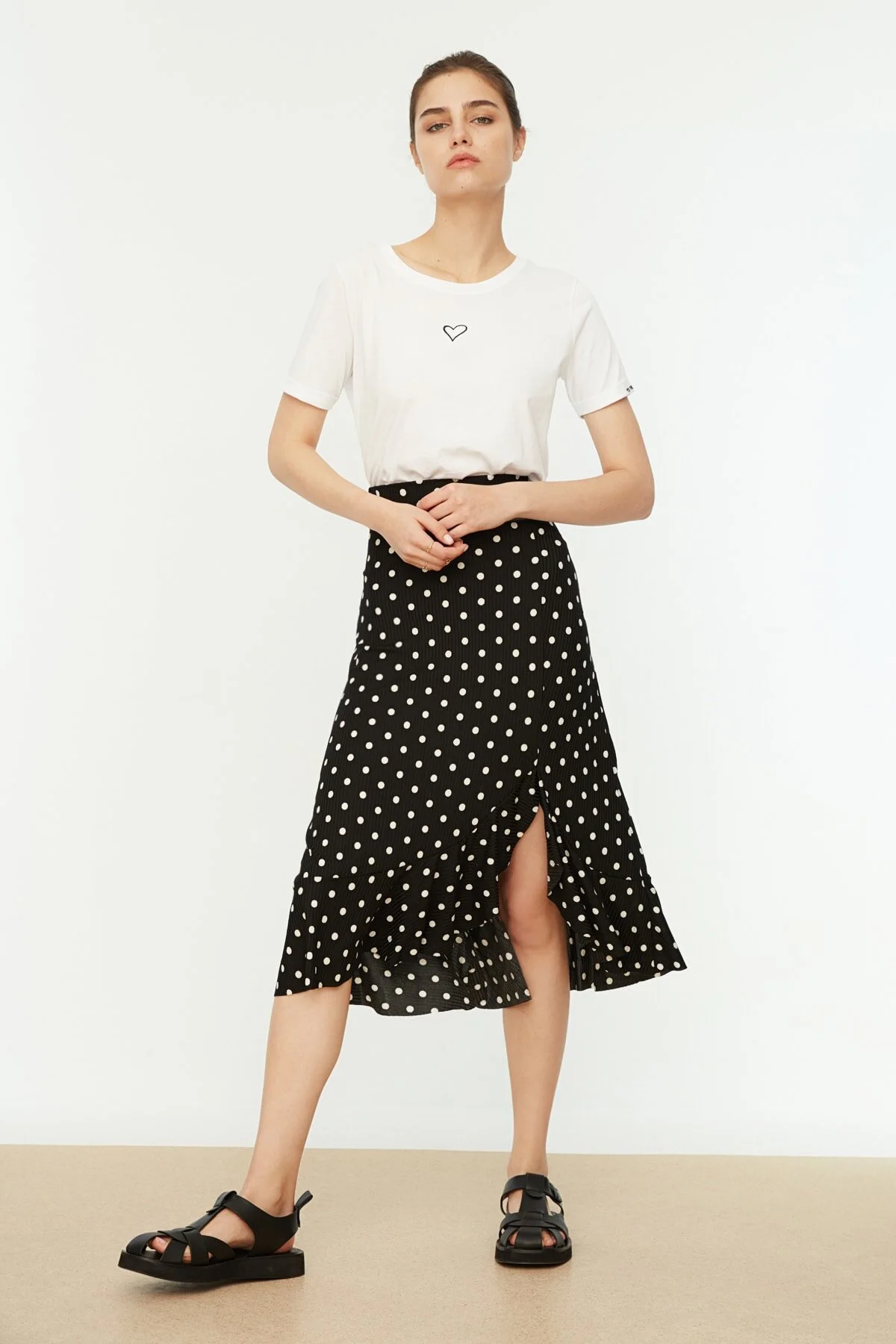 Trendyol Collection  Schwarzer Midi-Stretch-Strickrock mit hohem Bund und Tupfenmuster, Raffung und Volant TWOSS21ET0029