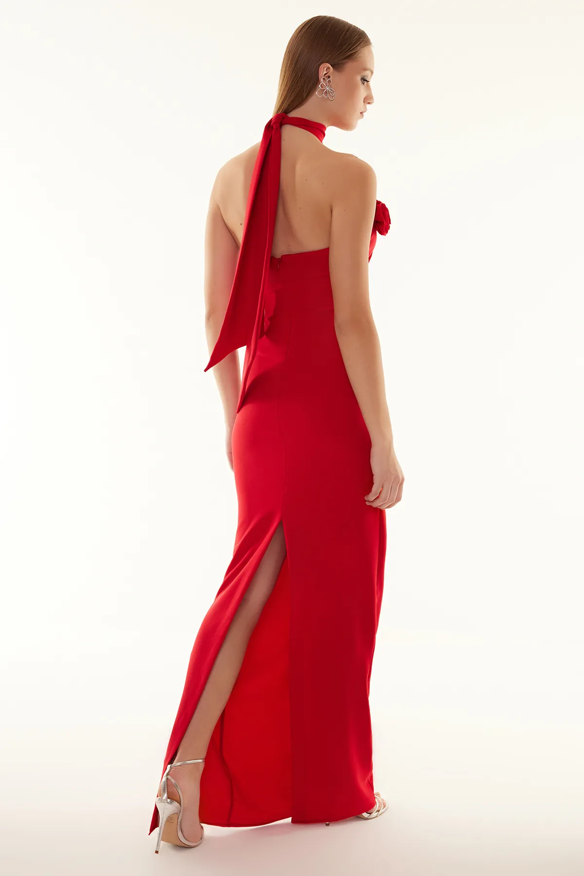 Trendyol Collection  Rotes, figurbetontes, langes, elegantes Abendkleid aus Webstoff mit Rosendetails TPRSS24AE00011