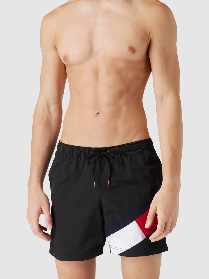 Badehose mit Kontrasteinsätzen in schwarz