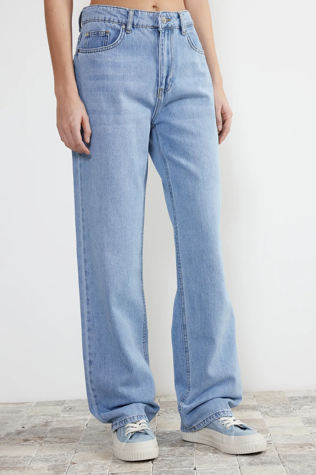 Trendyol Collection  Blaue Jeans mit niedriger Taille und weitem Bein TWOSS24JE00071
