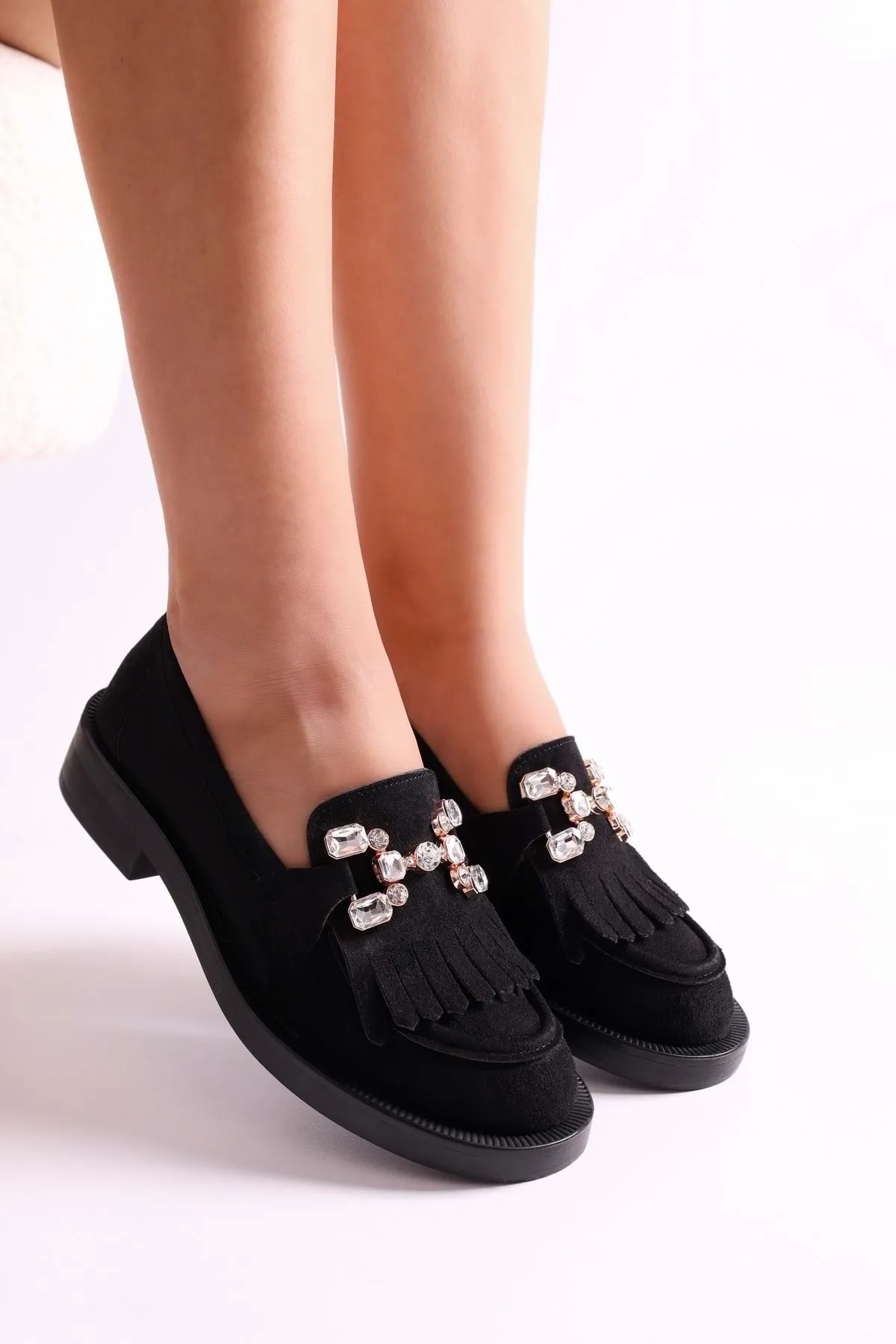 Shoeberry  Damen-Loafer Maeve aus schwarzem Wildleder in Stone-Optik. Schwarzes Wildleder