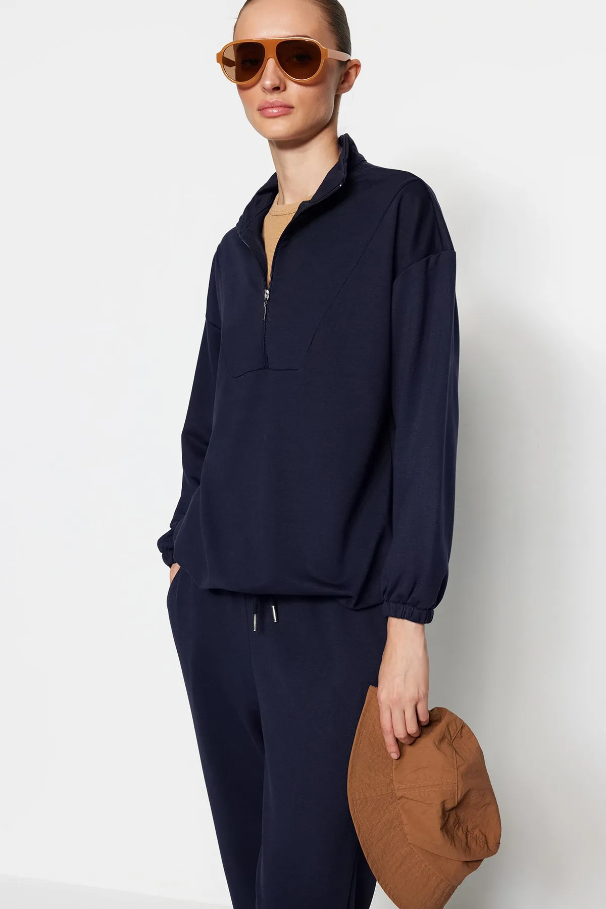 Trendyol Modest  Marineblaues Strick-Trainingsanzug-Set mit hohem Kragen und Kordelzug und Reißverschluss TCTAW22EN0051