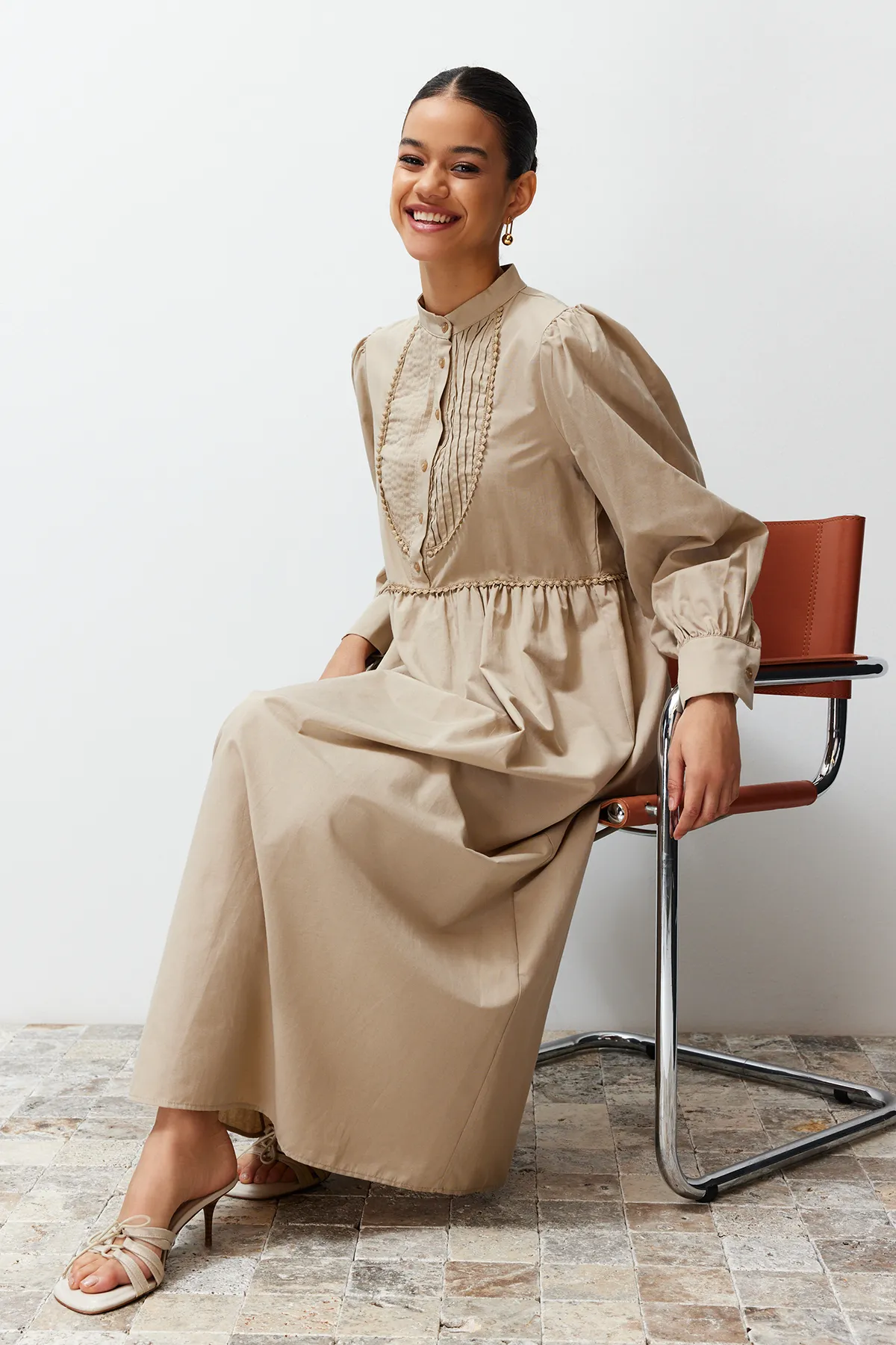 Trendyol Modest  Nerzfarbenes, gewebtes Kleid mit Stehkragen, Ballonärmeln, Knöpfen und Paspelierung TCTSS24EB00129