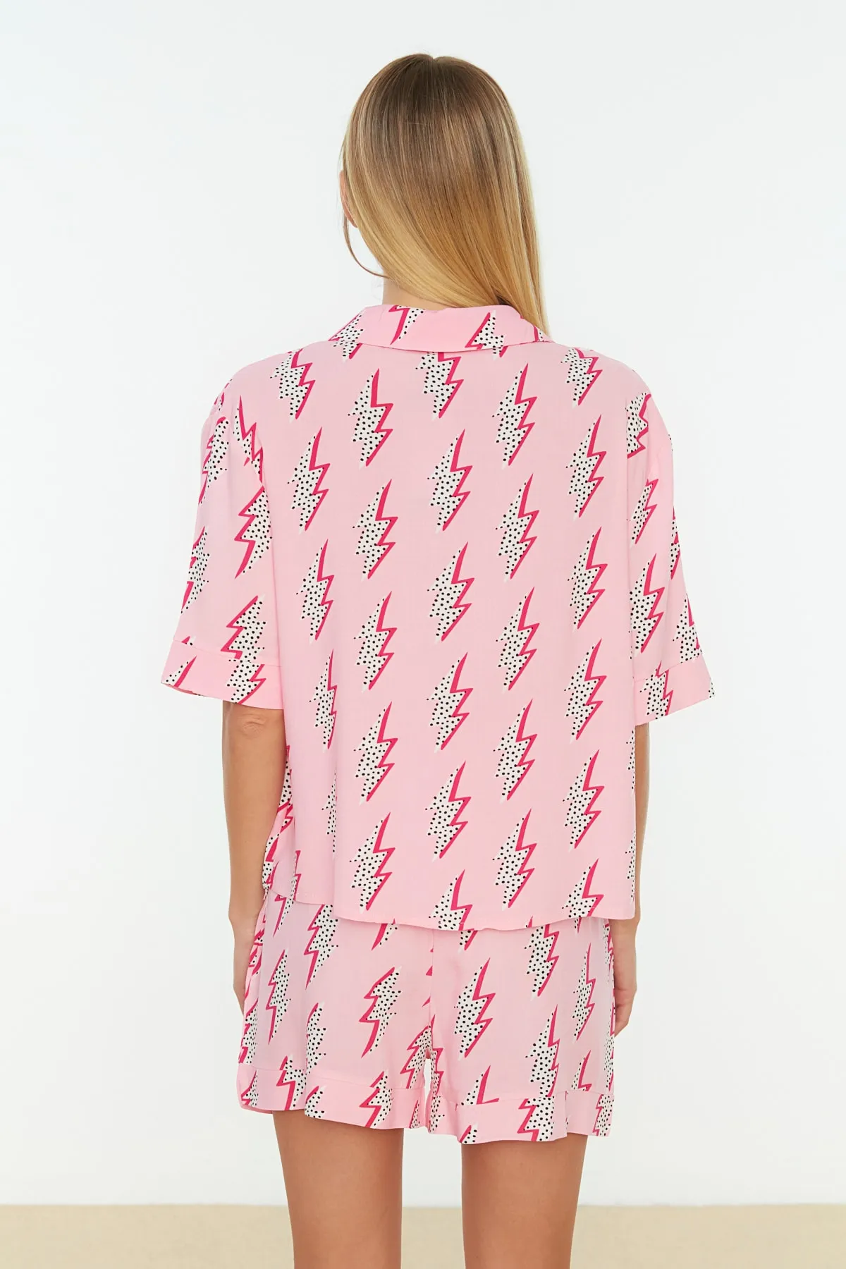 Trendyol Collection  Rosa gemustertes Pyjama-Set aus Viskose-Shirt und Shorts THMSS21PT0296