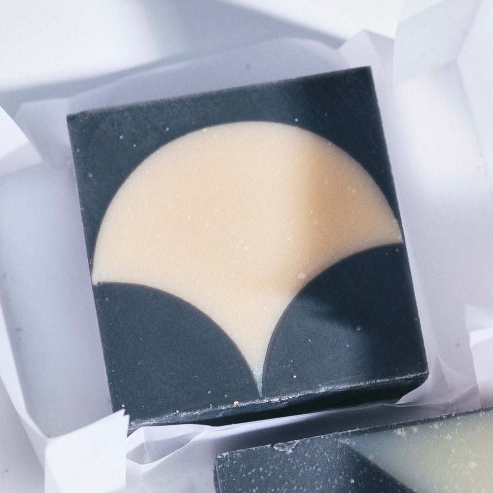 ciment ÉCAILLE Savon surgras corps motif Ecaille - Fragrance Magnolia Savon solide 100g